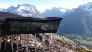 Romsdalsgondolen med fjell i bakgrunnen