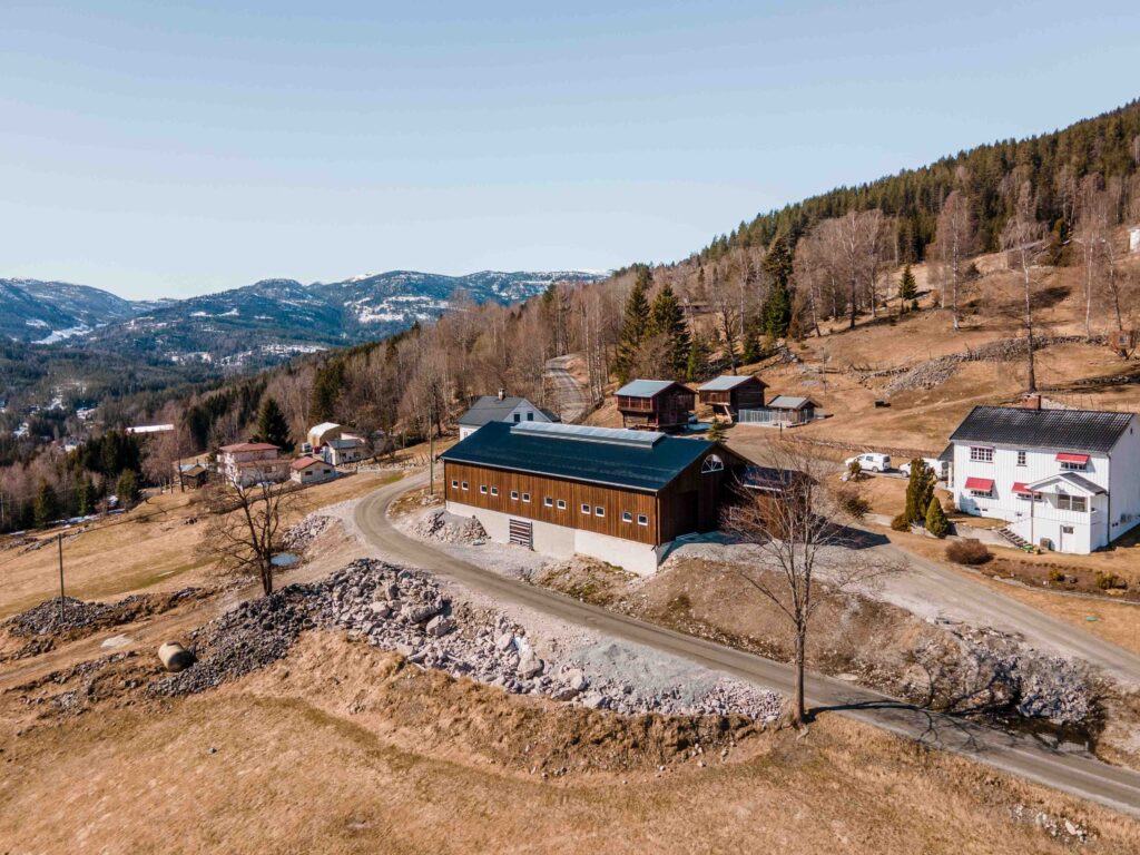 Dronebilde av landbruksbygg i massivtre