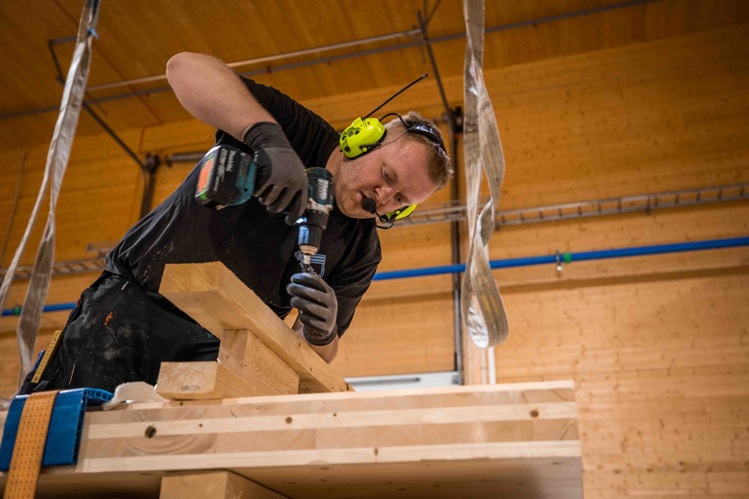 Mann jobber med drill på massivtre