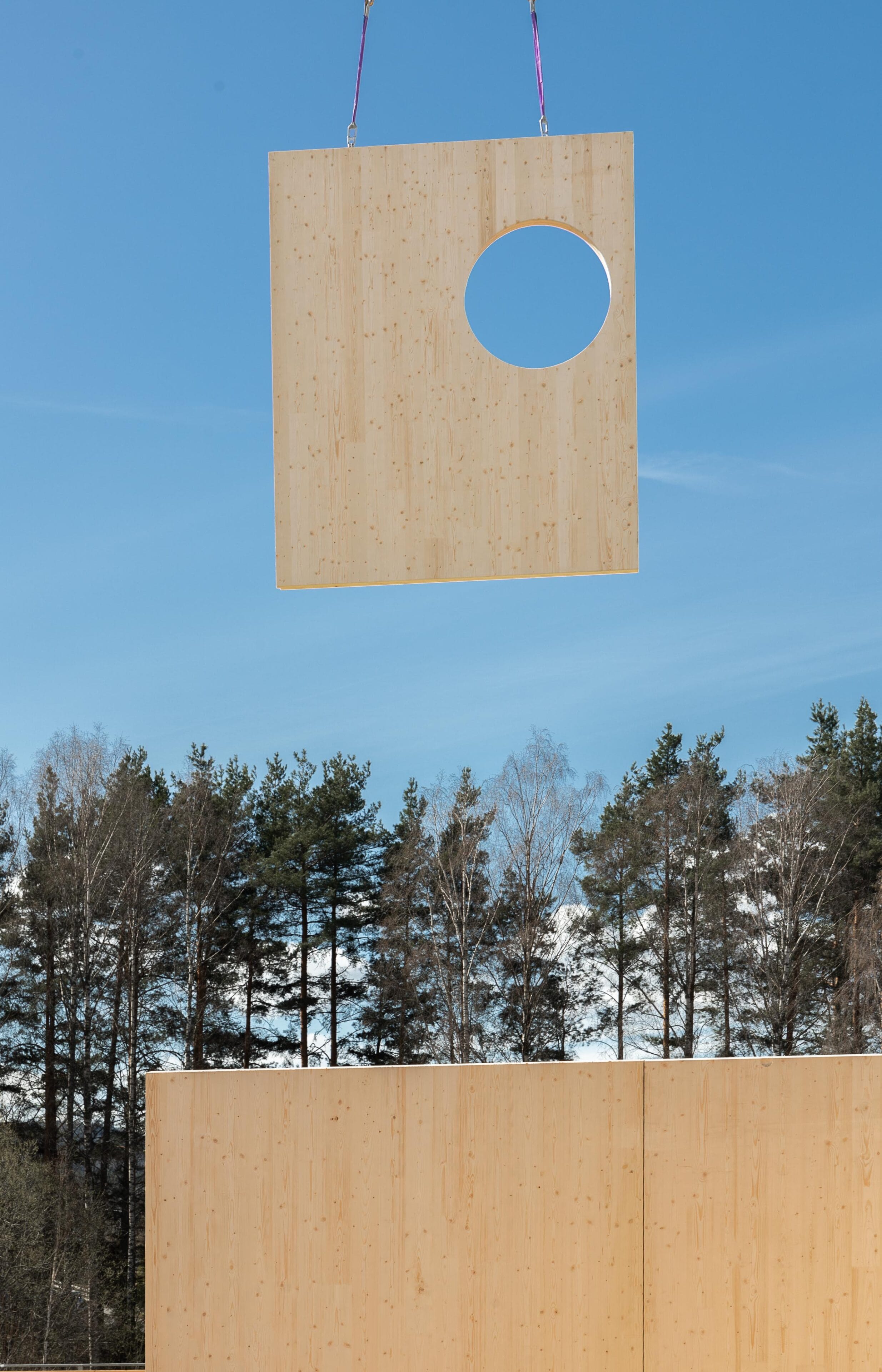 Massivtreelement senkes ned på byggeplass