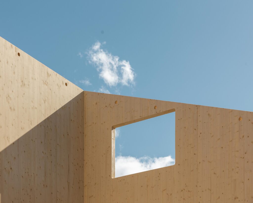 Utsnitt fra Hokksund barneskole med himmel