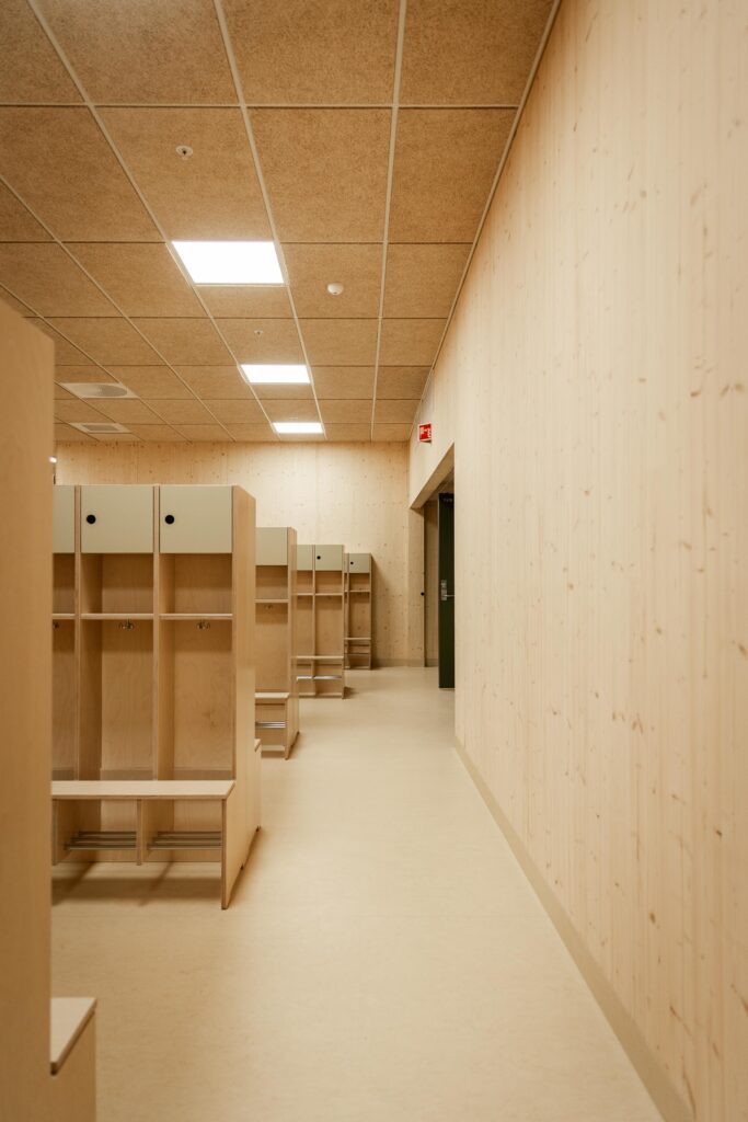 garderobe i massivtre