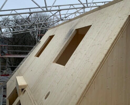 Taket utvendig under bygging med stilas rundt, foto.